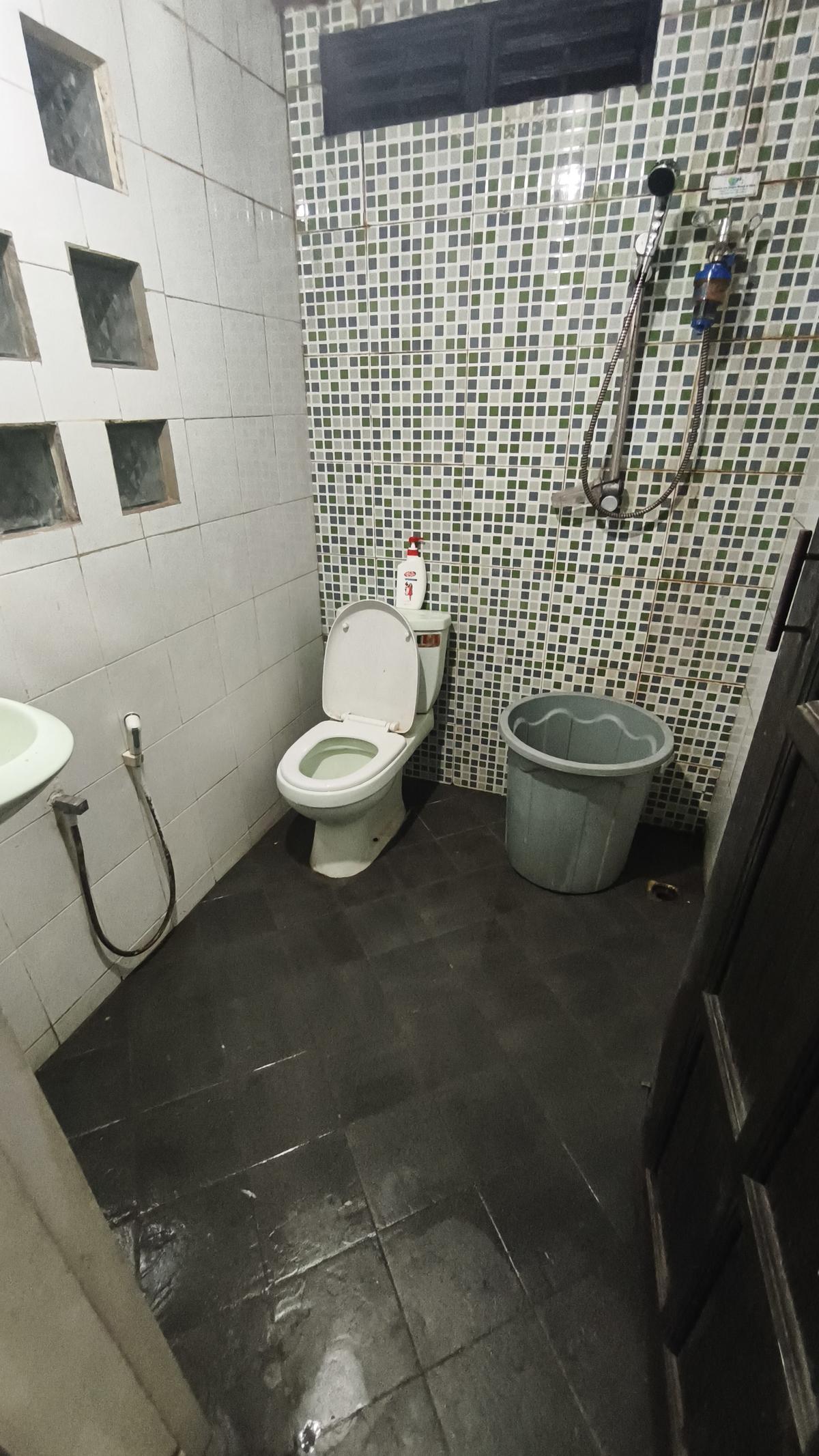 Kamar mandi dalam Kamar 3 FV Space